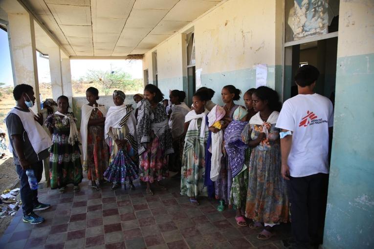 Des femmes attendent avec leurs enfants d'être vues par un médecin lors d'une clinique mobile MSF dans le village d'Adiftaw, dans la région du Tigré en Ethiopie.