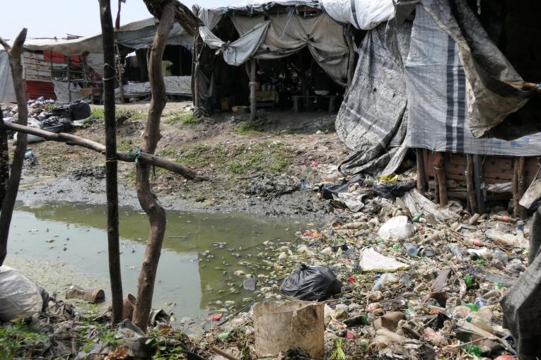 Un dépotoir dans une rue du camp de Bentiu. 