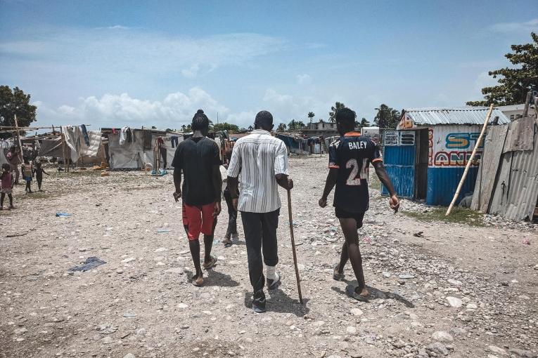Jacques (au centre) a été l'un des premiers patients pris en charge par MSF suite au tremblement de terre. C'est l'un des représentants du camp de déplacés des Cayes. Il a aidé les équipes MSF a organiser une clinique mobile qui a bénéficié à 200 personnes du camp.