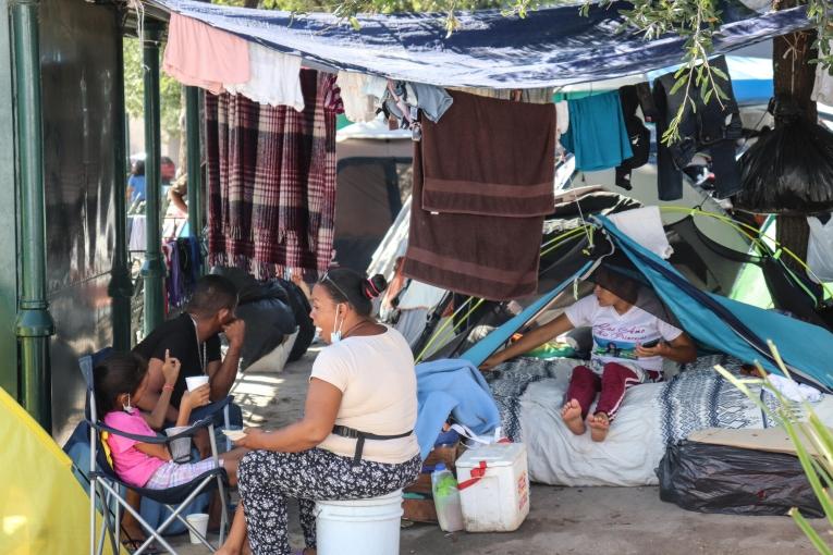 La Plaza de La República à Reynosa est devenue un camp improvisé où survivent plus de 2 000 personnes.