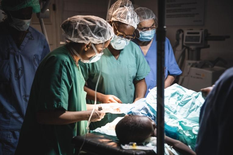 Des équipes MSF en salle d'opération à l'Hôpital Immaculée Conception des Cayes. Haïti. 2021.