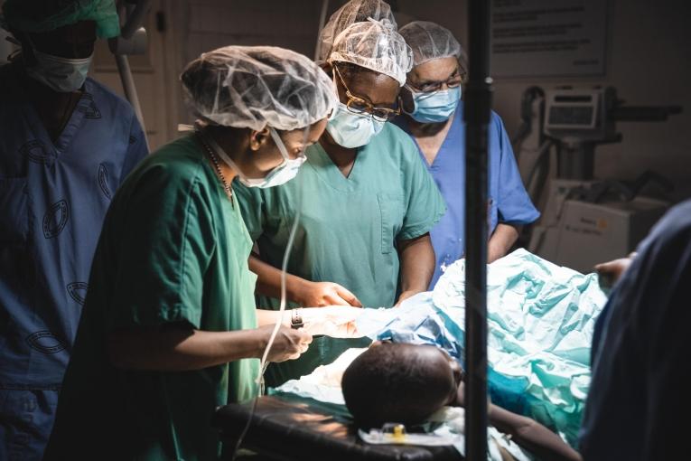 Des équipes MSF en salle d'opération à l'Hôpital Immaculée Conception des Cayes. Haïti. 2021.