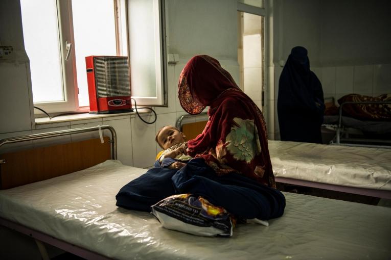Une enfant souffrant d'une infection respiratoire, avec sa mère, dans l'hôpital MSF de Lashkar Gah. Afghanistan. 2021.