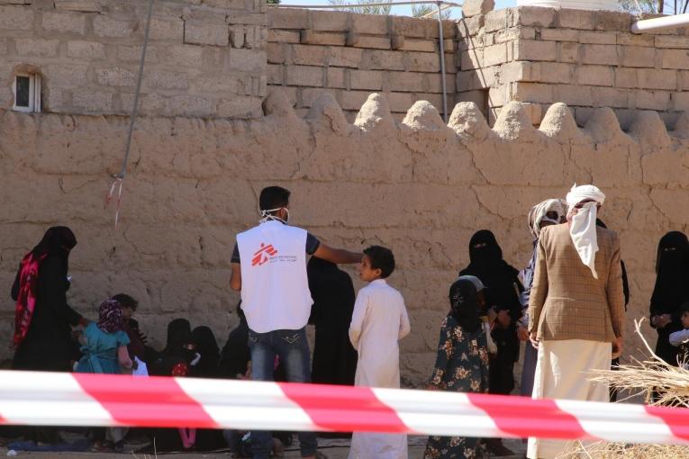 Un employé MSF dans la salle d'attente du camp Sabran à Marib en janvier 2021.