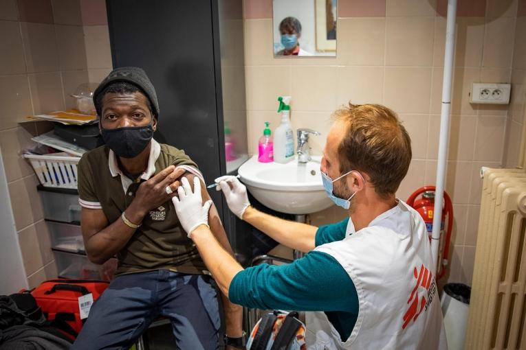 Marc Begue, infirmier MSF, vaccine Sidibé dans un centre de la Fondation de l'Armée du Salut à Paris.