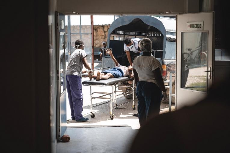 Une victime d'accident de la route arrive en ambulance à l'hôpital MSF de Tabarre à Port-au-Prince. Haïti. 2021.