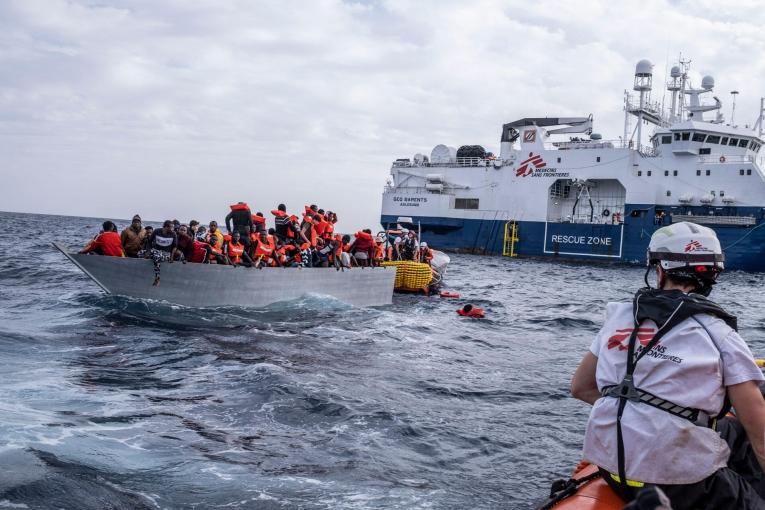 Après un appel de détresse reçu le mardi 16 novembre 2021 après midi, 99 personnes ont été secourues par le Geo Barents, à environ 30 milles nautiques des rives libyennes, après 13 heures de dérive en mer. Dix autres personnes ont été retrouvées mortes.