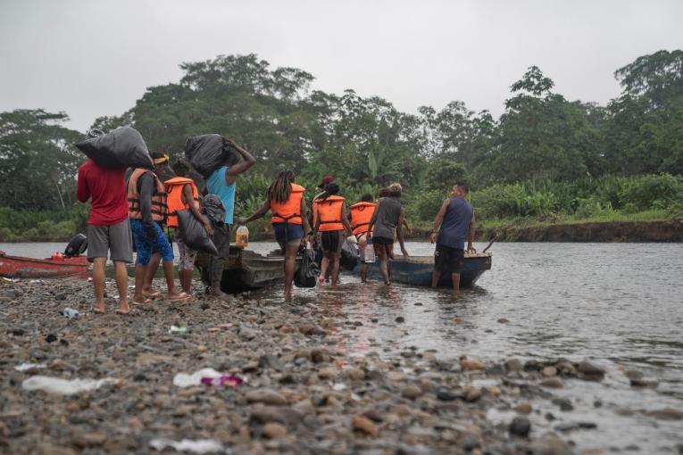 Le seul moyen de transférer les migrants de Bajo Chiquito vers les postes d'accueil de l'immigration pendant la saison des pluies est le canoë, à raison de 13 à 15 personnes par embarcation.