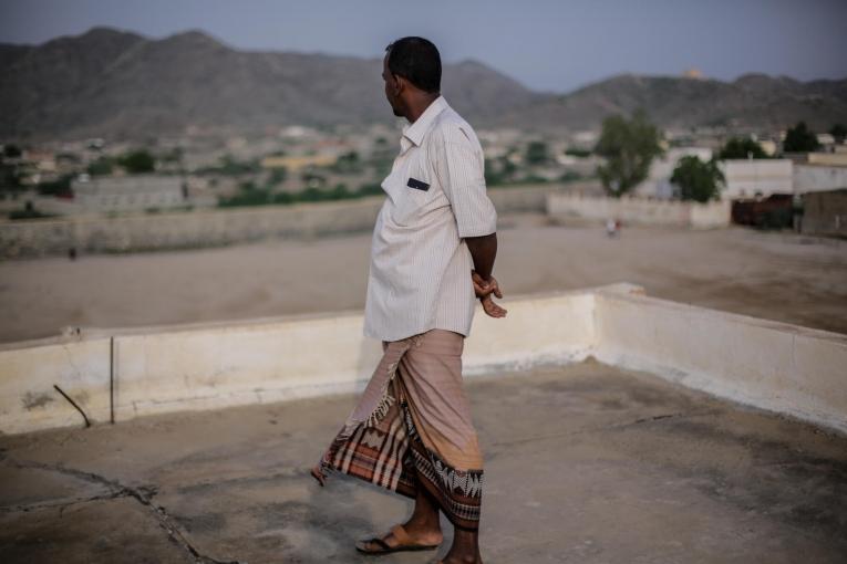 Un homme regarde au loin depuis le toit de l'hôpital d'Abs, dans le gouvernorat de Hajjah, Yémen, août 2016.