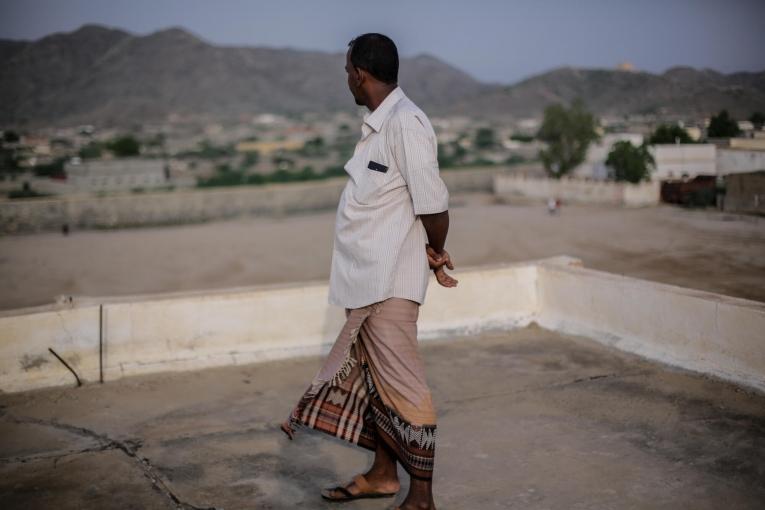 Un homme regarde au loin depuis le toit de l'hôpital d'Abs, dans le gouvernorat de Hajjah, Yémen, août 2016. 