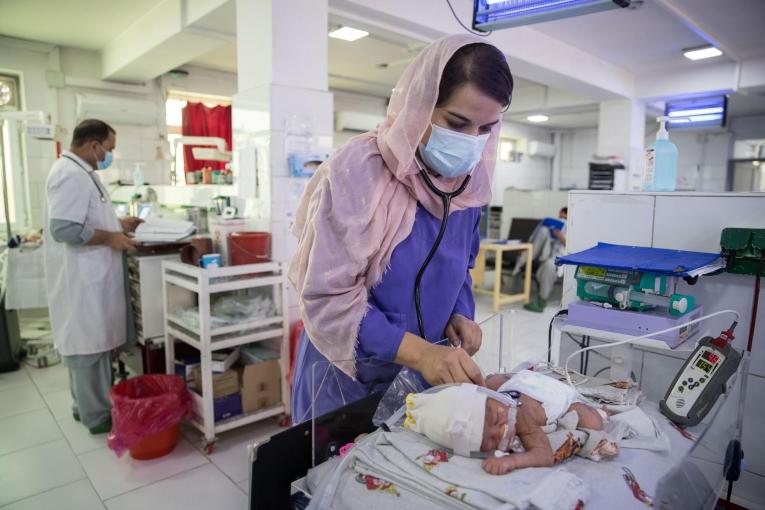 Une pédiatre examine un nouveau-né à la maternité de Khost, en Afghanistan. Octobre 2021. 