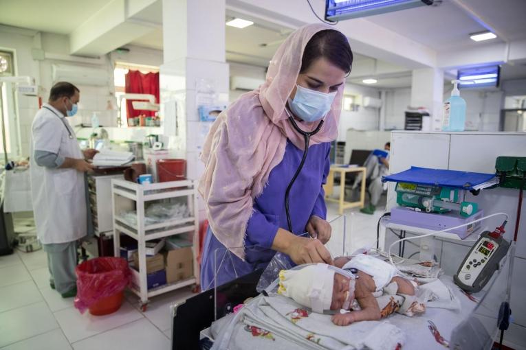Une pédiatre examine un nouveau-né à la maternité de Khost, en Afghanistan. Octobre 2021.