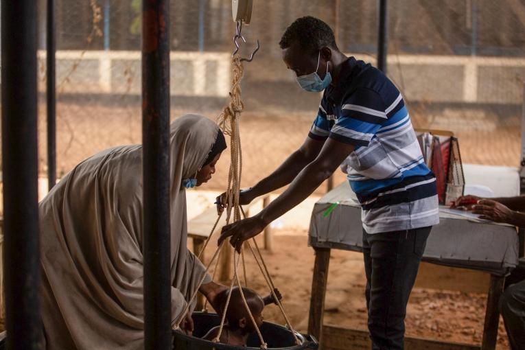 Un enfant lors d'une consultation à Dagahaley, sur le site de Dadaab. Kenya. 2021.
