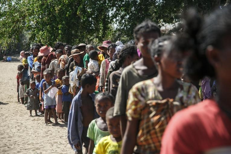 Des habitants du village de Befeno, dans la commune de Marovato, attendent pour une consultation à la clinique mobile de MSF. Madagascar, septembre 2021.