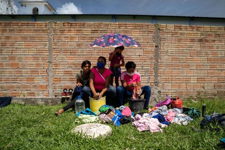 Portrait d'une famille vénézuélienne à la frontière entre le Brésil et le Venezuela.