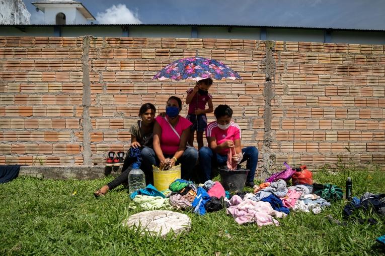 Portrait d'une famille vénézuélienne à la frontière entre le Brésil et le Venezuela. 