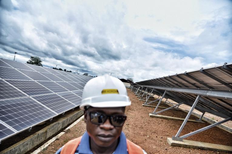 Mohammed Korma, superviseur logistique, se tient à proximité des panneaux solaires installés par MSF dans le district de Kenema. MSF espère faire fonctionner l'hôpital de Hangha entièrement grâce aux énergies renouvelables dans un futur proche. 