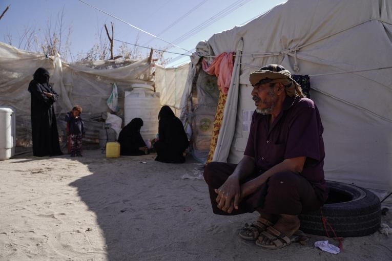 Un homme devant sa tente du camp de personnes déplacées d'Al-Khuseif à Marib au Yémen. Il vit là avec famille composée de 8 personnes. Yémen. 2021.