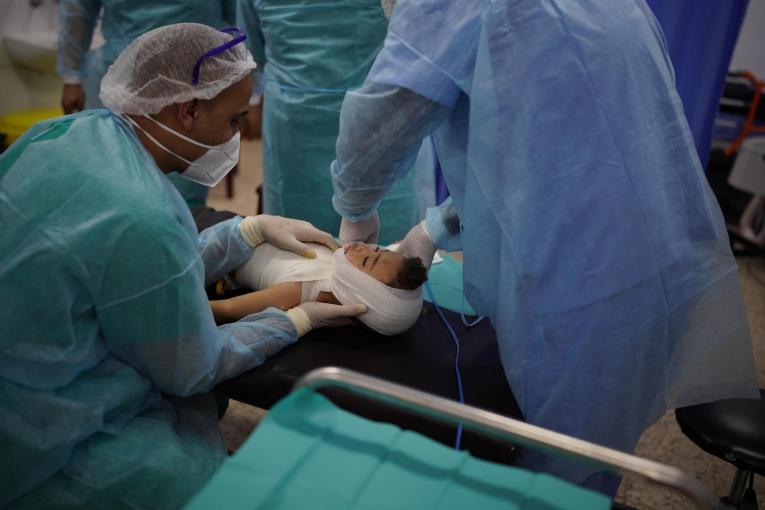 Omar, 20 mois, lors du changement de ses pansements dans la clinique MSF de la ville de Gaza. 2021.