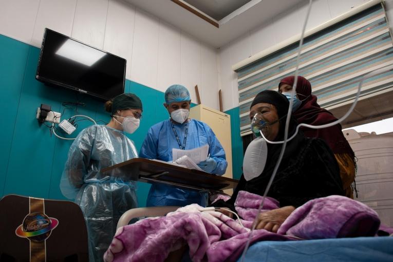 Une patiente atteinte de covid-19 reçoit de l'oxygène, dans le service d'hospitalisation géré par MSF au sein de l'hôpital Al-Kindi, à Bagdad.