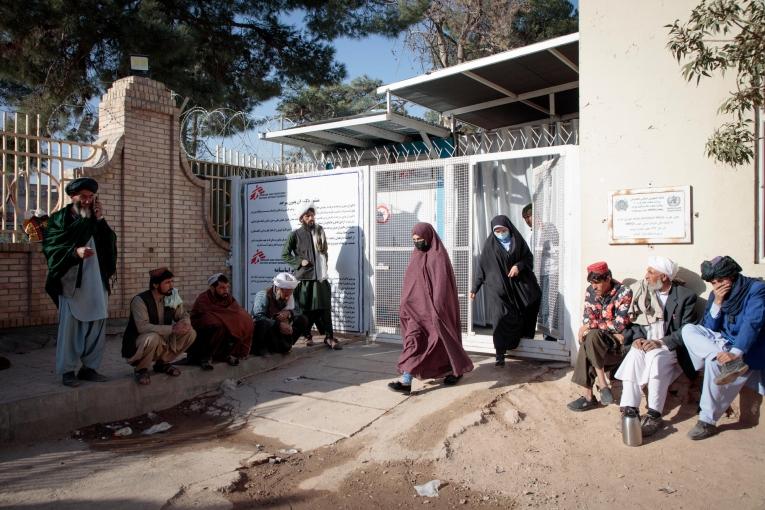 Entrée du centre de nutrition thérapeutique MSF de l'hôpital régional d'Hérat. Afghanistan 2021.