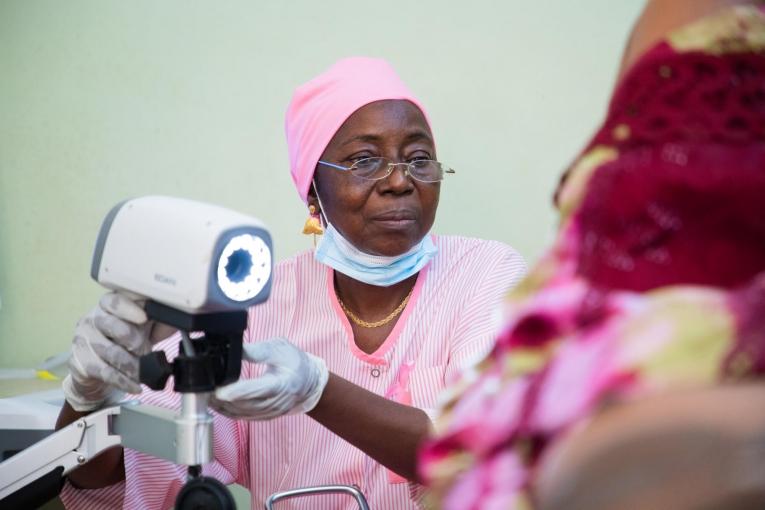 Nene Sow, sage-femme, effectue un examen du col de l’utérus pour détecter toute anomalie chez sa patiente lors d'une consultation à l’hôpital Gabriel Touré.