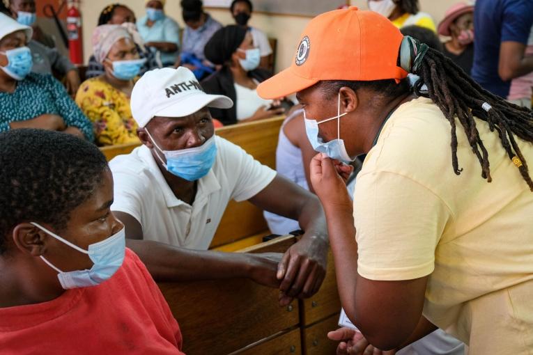 Une membre des équipes MSF de promotion de la santé en discussion avec un patient avant sa consultation. Afrique du Sud.