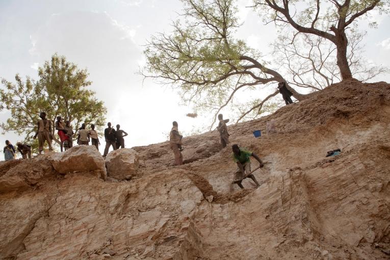 Un site d'extraction d'or sur la route entre Bagega et Anka. Les sites d'extraction sont très dangereux avec des trous abrupts dans le sol. Avril 2012.