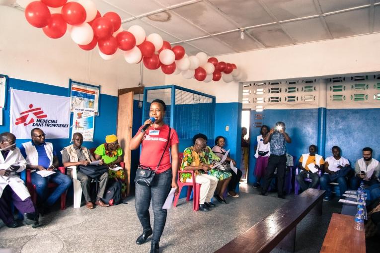 Une membre des équipes MSF de promotion de la santé lors d'une séance d'activités sur la santé mentale dans une clinique du quartier de West Point à Monrovia. Liberia. 2019.