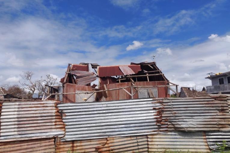 Une maison du district de Mananjary partiellement détruite par le cyclone Batsirai. 20 février 2022, Madagascar.
