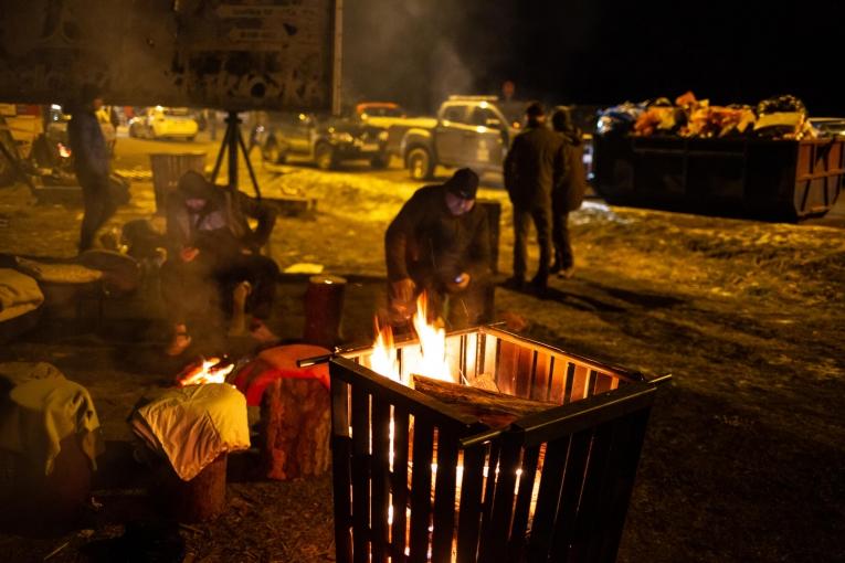 Pologne, Hrebenne. Point de passage de la frontière avec l'Ukraine. Des réfugiés ayant fui le conflit s'organisent pour trouver un refuge. 2 mars 2022.