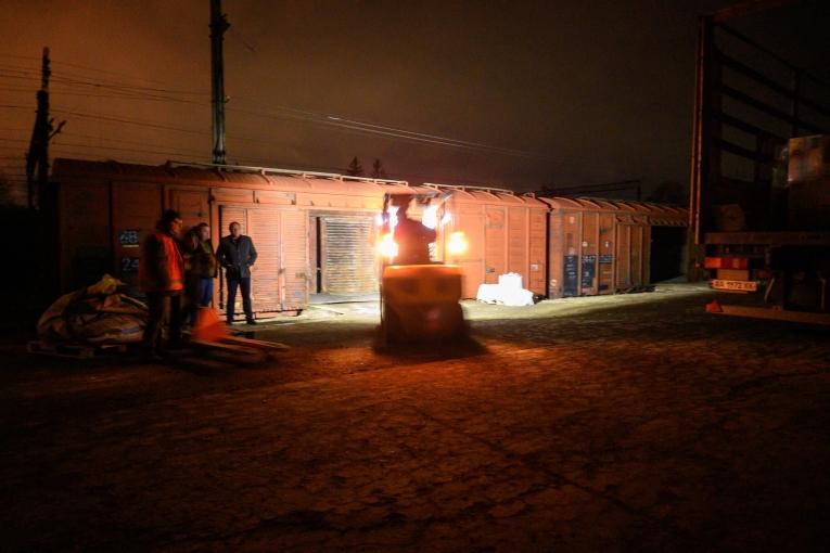 Chargement d'un train à la gare de Lviv, pour acheminer du matériel médical MSF vers Kiev.