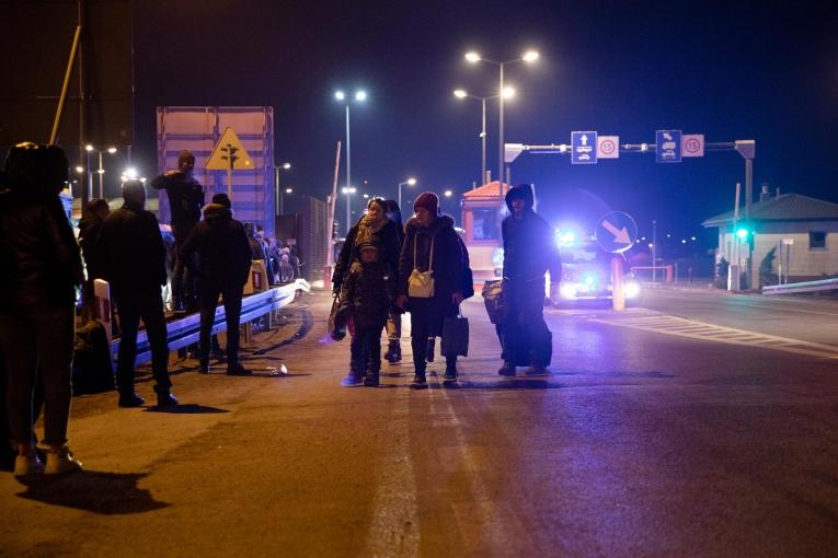 Des réfugiés Ukrainiens arrivent à Hrebenne en Pologne le 05 mars 2022