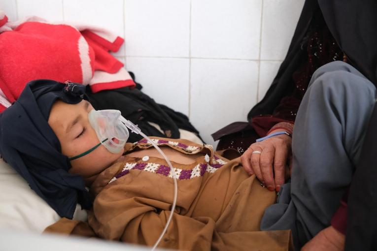 Un enfant atteint de rougeole dans une salle de l'hôpital Boost. Afghanistan. 2022.