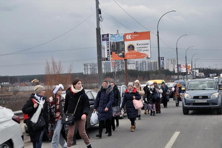 Des civils s'enfuient au milieu des détonations à Irpin. Ukraine. 2022.