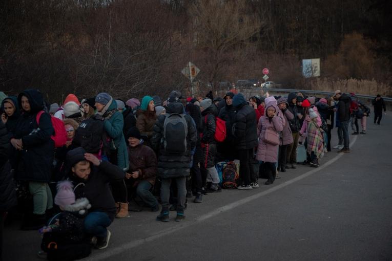 Des centaines d'Ukrainiens font la queue pour passer en Slovaquie. 6 mars 2022. 