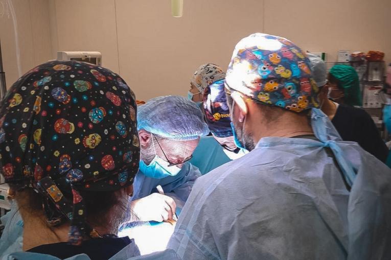 Un chirurgien MSF ldans la salle d'opération de l'hôpital Okhmadet de Kiev. 14 mars 2022.