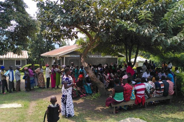 Des personnes attendent pour être vaccinées contre la covid-19 dans le cadre d'une campagne organisée par MSF en soutien au ministère de la Santé. Ouganda.