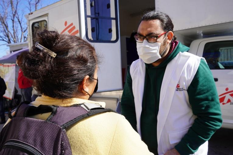 Une jeune femme originaire du Honduras en discussion avec un membre des équipes MSF au Mexique. 2022.