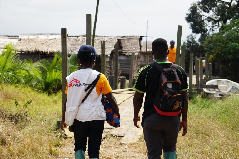 Une équipe MSF arrive dans le village d'Enyenge, dans le sud-ouest du Cameroun, où une campagne de vaccination contre le choléra commence, le 17 février 2022.