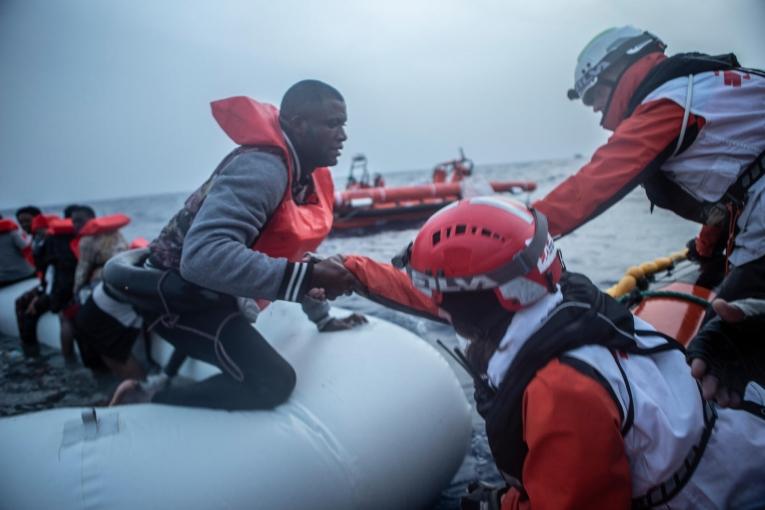 Le 29 mars, 113 personnes présentes à bord d'un bateau pneumatique en détresse ont été secourues par l'équipe MSF présente à bord du Geo Barents.