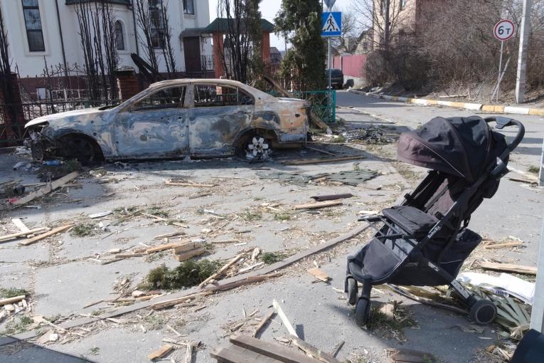 Une poussette abandonnée dans une rue d'Irpin. Ukraine. 2022.