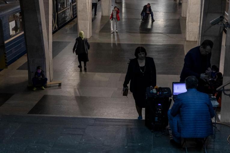 Une femme âgée marche dans une station de métro de la ville de Kharkiv, où habitent des milliers de personnes. Ukraine. 11 avril 2022.