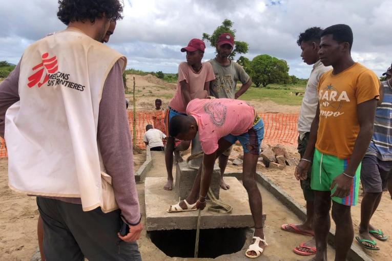 Les équipes eau et assainissement de MSF tirent de l'eau d'un puits qu'elles ont construit dans le village d'Ifotaka.