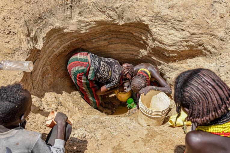 Des femmes cherchent de l'eau dans l'un des puits peu profonds situés le long d'un lit de rivière asséché à Illeret. La sécheresse ravageuse a entraîné une pénurie d'eau dans la région, obligeant les habitants à chercher des sources d'eau alternatives, impropres à la consommation humaine.