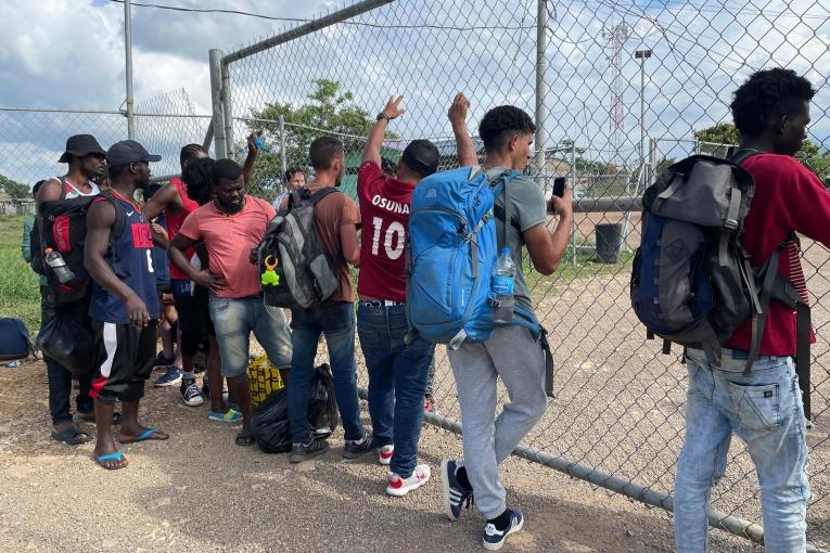 Des migrants attendent un bus à San Vicente. Panama.