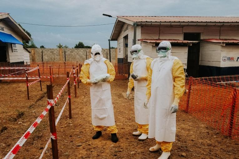 Un médecin MSF et deux travailleurs du ministère de la Santé congolais devant le centre de traitement Ebola de Wangata. République démocratique du Congo.