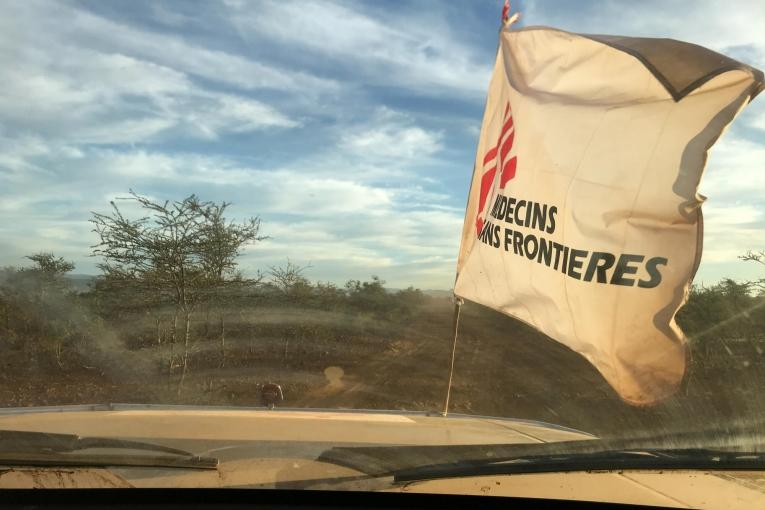 Vue d'un drapeau MSF depuis un véhicule de l'association à Madagascar.