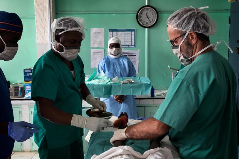 Les chirurgiens de MSF prodiguent des soins à un jeune patient victime d'un accident de moto. MSF a suspendu ses activités à la fin du mois de mars pour se concentrer sur la libération de ses membres.