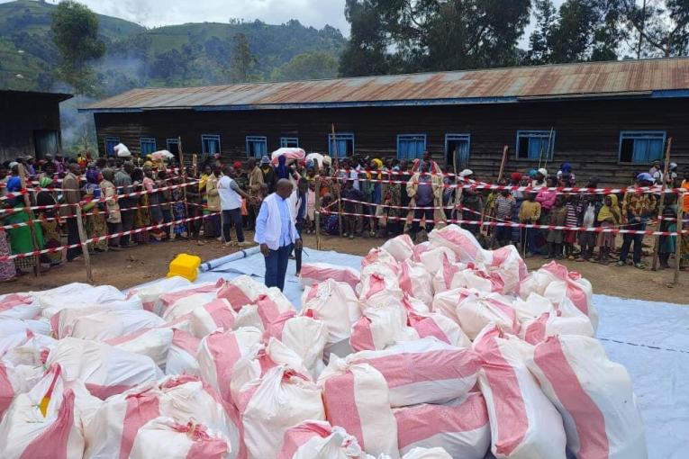MSF a organisé une distribution d'articles de première nécessité à 325 familles déplacées vivant dans le village de Kinoni. Les kits de secours comprenaient des seaux, des bâches en plastique, des ustensiles de cuisine et du savon.